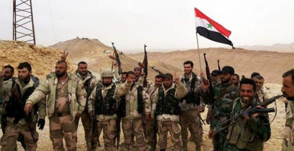 Ράκκα: Συγκλονιστικές εικόνες με τους Xριστιανούς να προσεύχονται με τον Σταυρό στο χέρι! (βίντεο)